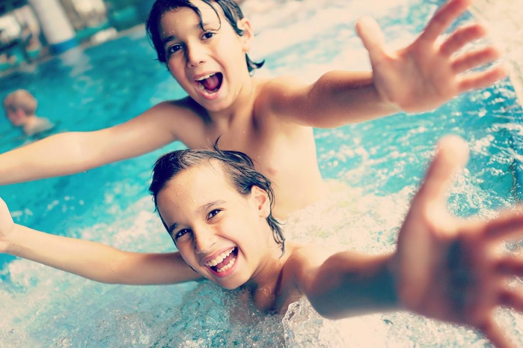 bimbi-in-piscina