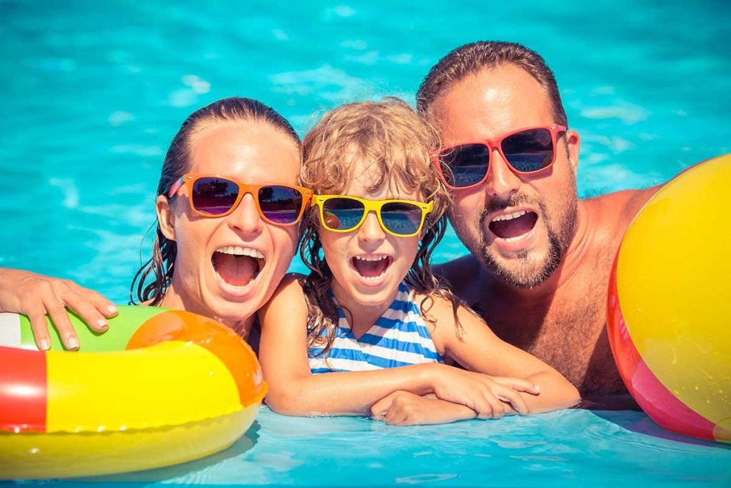 famiglia-in-piscina-2